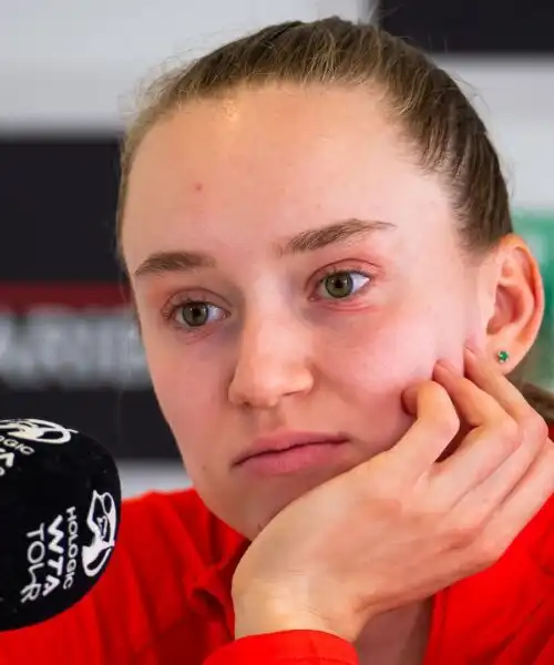 A Roma si ritira la campionessa uscente Elena Rybakina