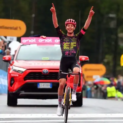 Giro d’Italia: Georg Steinhauser trionfa a Passo Brocon, Tadej Pogacar allunga in classifica
