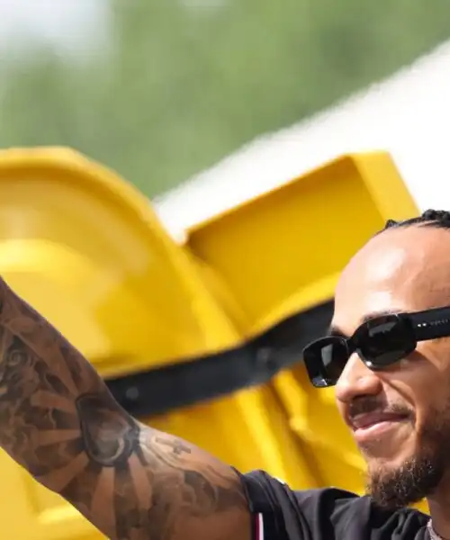 Lewis Hamilton sorride solo per i tifosi della Ferrari: “Incredibile”