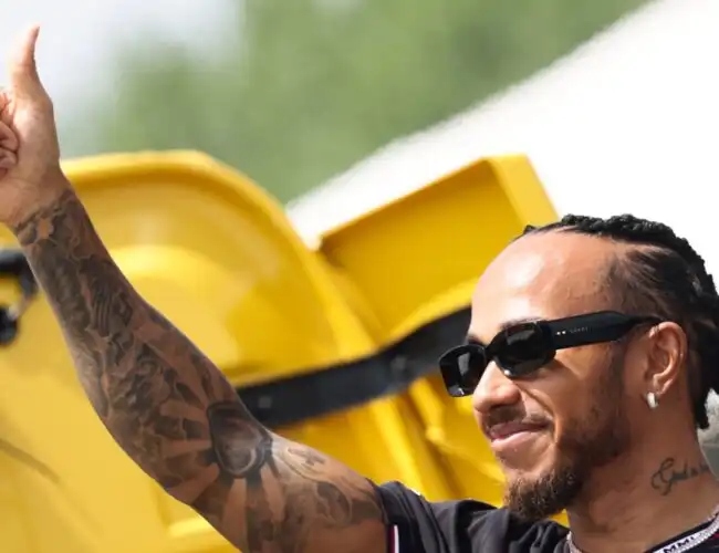 Lewis Hamilton sorride solo per i tifosi della Ferrari: “Incredibile”