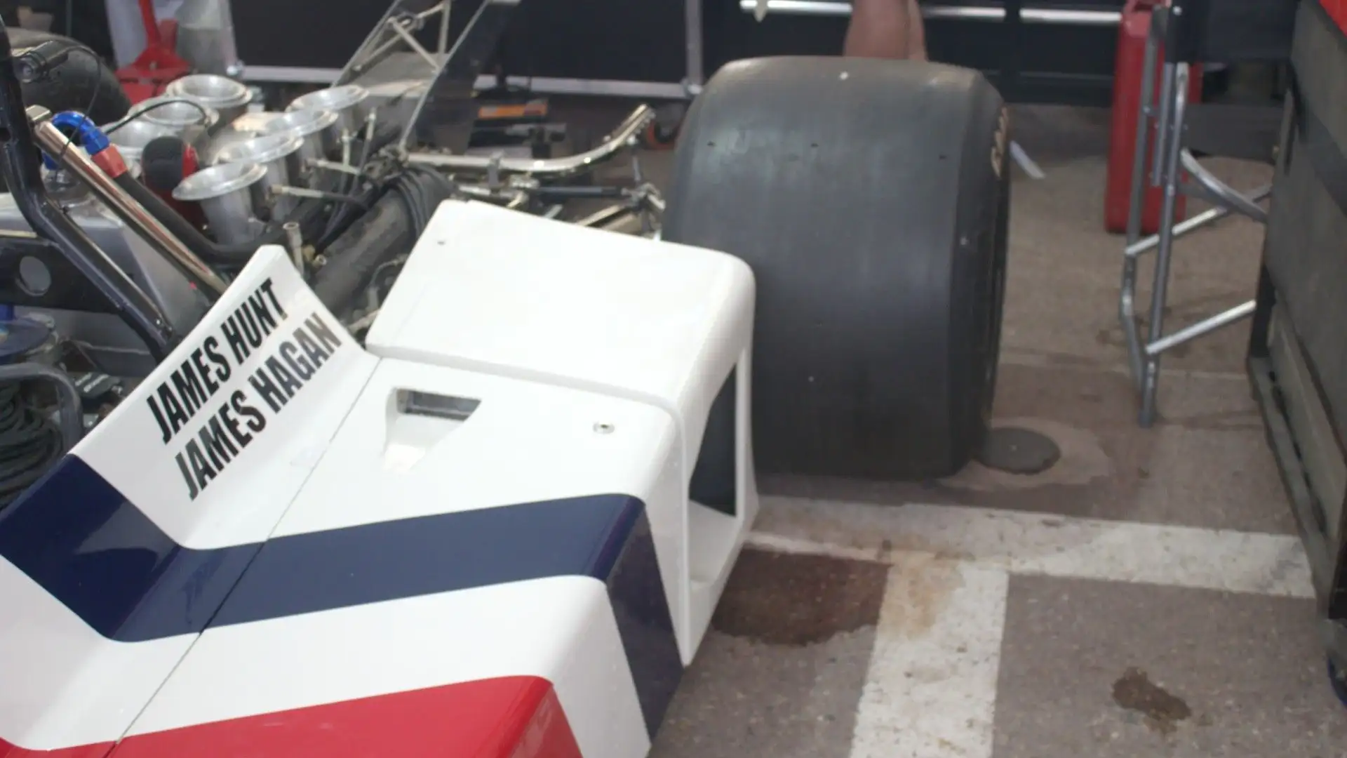 L'aristocratico inglese abbandona l'università per realizzare il sogno di una squadra di Formula 1.