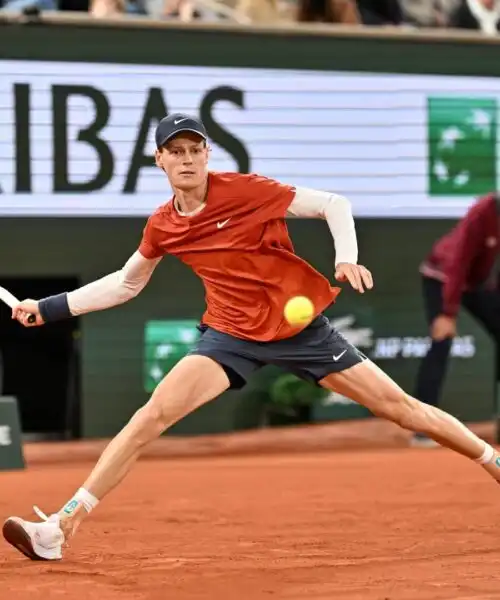 Jannik Sinner ad un set dagli ottavi del Roland Garros