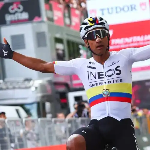 Giro d’Italia, Jhonatan Narvaez prima maglia rosa, ma Tadej Pogacar dà già spettacolo