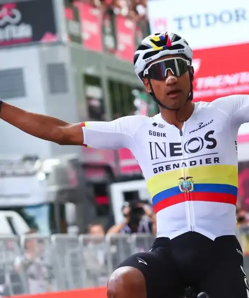 Giro d’Italia, Jhonatan Narvaez prima maglia rosa, ma Tadej Pogacar dà già spettacolo