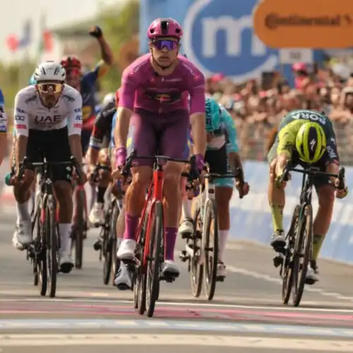 Giro d’Italia: Jonathan Milan trionfa a Cento, Tadej Pogacar ancora in rosa