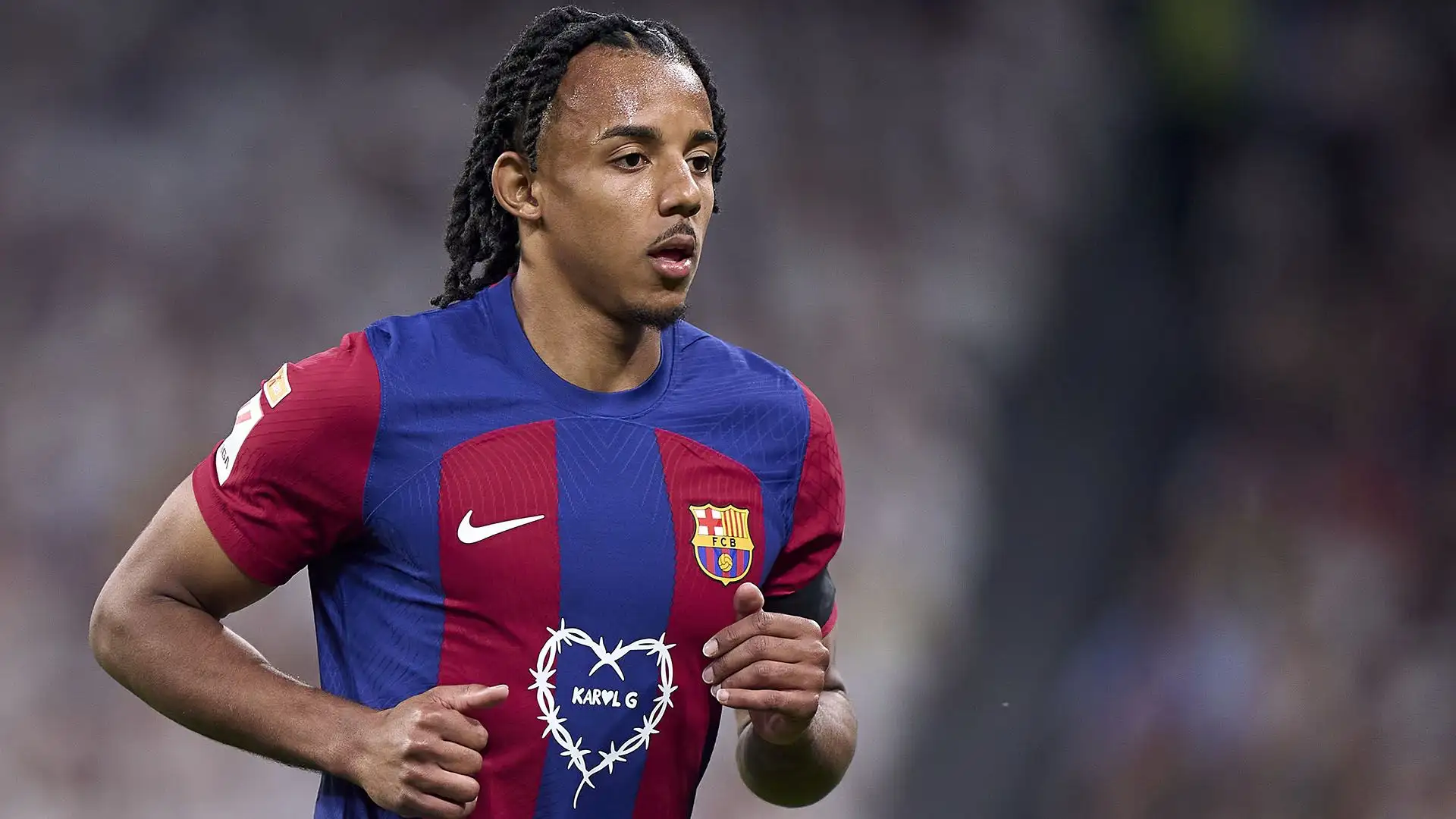 Nonostante la situazione finanziaria del club, il difensore desidera rimanere al Camp Nou
