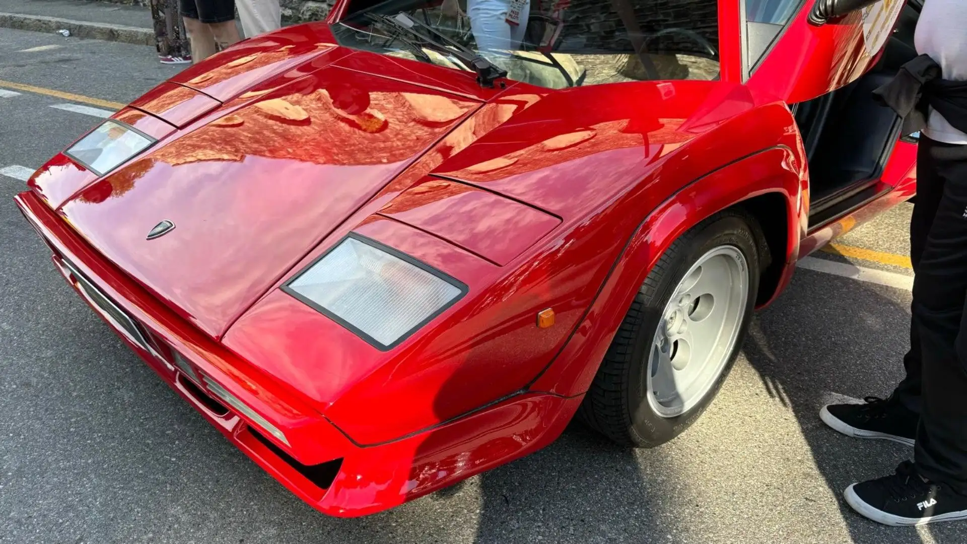 Montava un motore di 4.754 cm³ con due valvole per cilindro, capace di sviluppare 375 CV DIN a 7.000 giri al minuto
