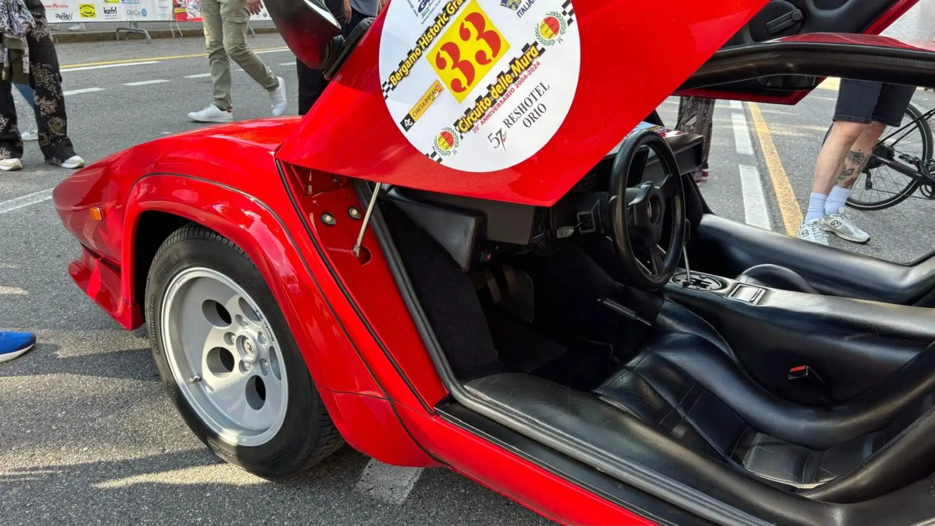 Il peso della LP5000S era di 1.480 kg, leggermente aumentato rispetto alle versioni precedenti LP400S
