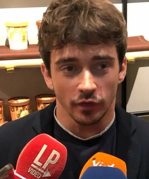 Charles Leclerc, doppia commovente dedica dopo l’impresa davanti a Fedez