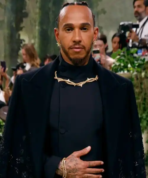 Lewis Hamilton non delude nella serata più glamour dell’anno: le foto