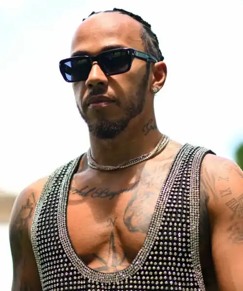 Lewis Hamilton, le foto del look bizzarro: tifosi spietati