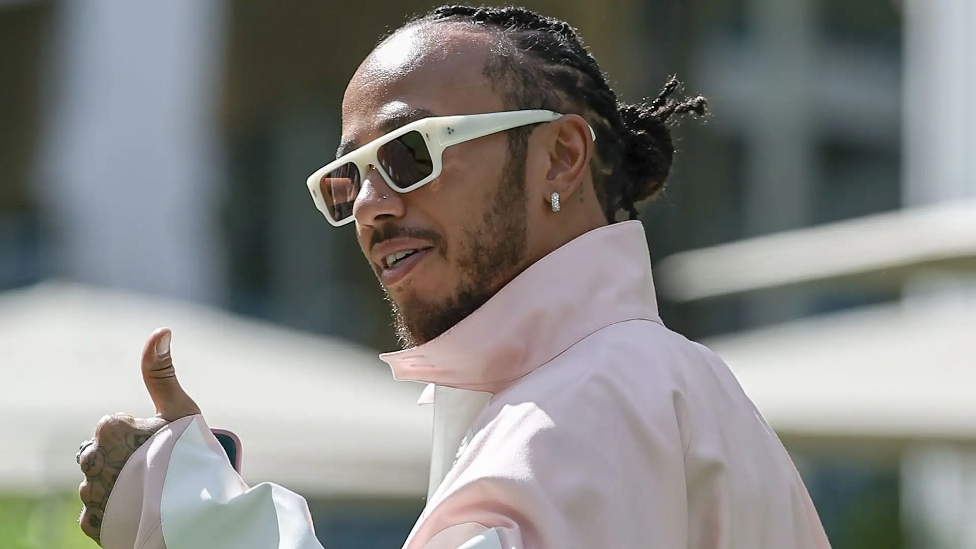 Secondo i tifosi del fuoriclasse inglese dopo l'annuncio del trasferimento in Ferrari la Mercedes ha messo in secondo piano il sette volte campione del mondo