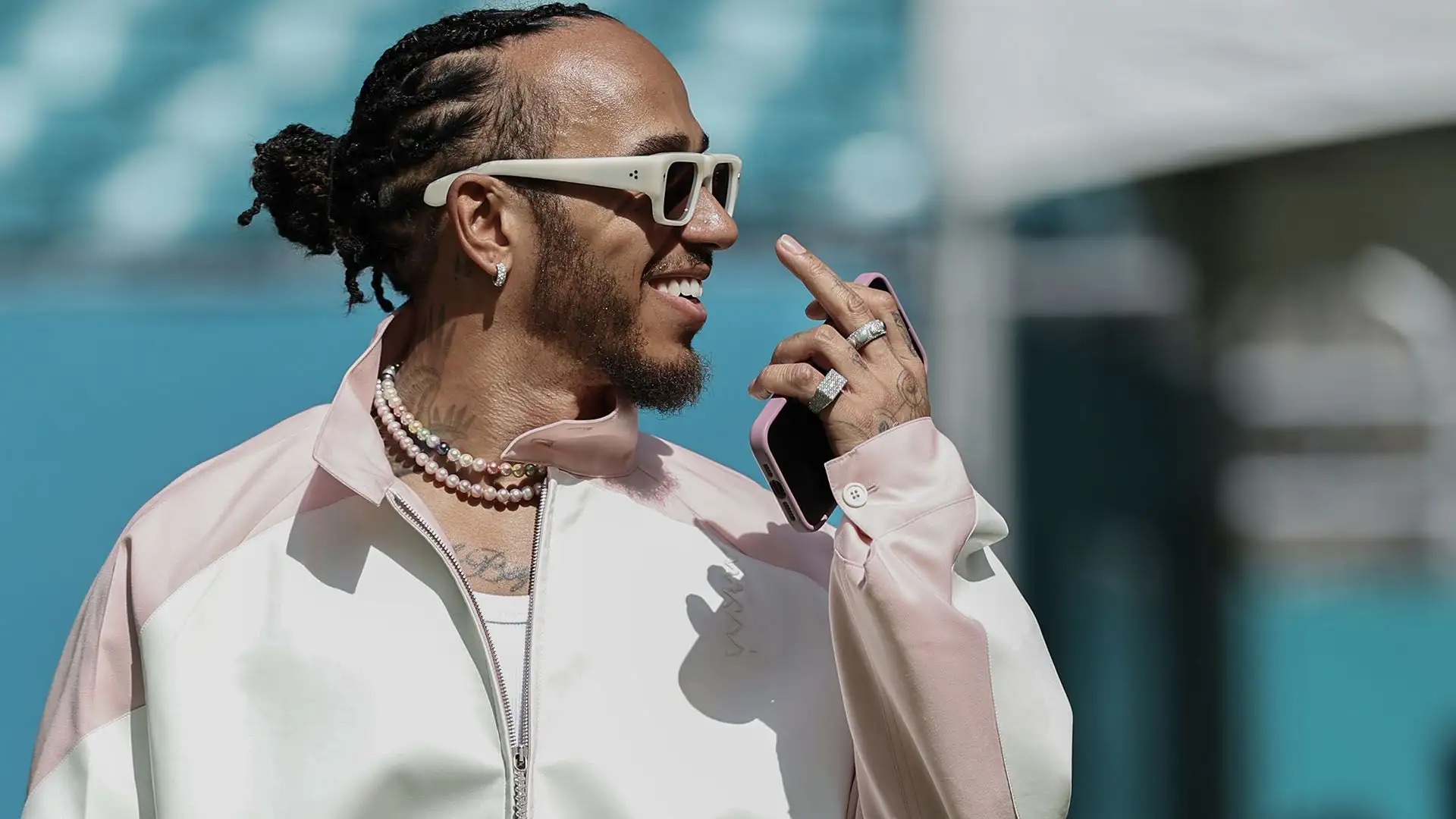 Sui social tanti tifosi hanno accusato la Mercedes di sabotare o boicottare Hamilton a vantaggio del suo compagno di scuderia, George Russell