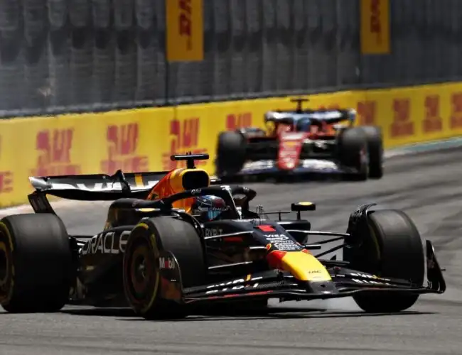 Max Verstappen domina la sprint di Miami, secondo Charles Leclerc con la Ferrari