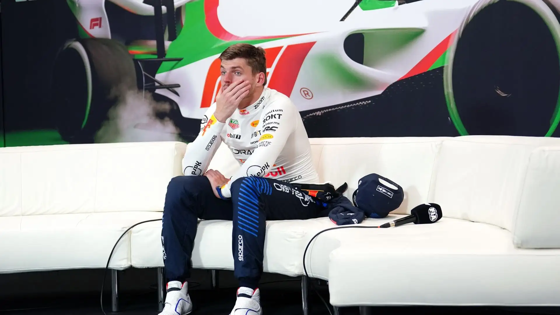 In conferenza stampa il tre volte campione del mondo ha mostrato tutta la sua stanchezza