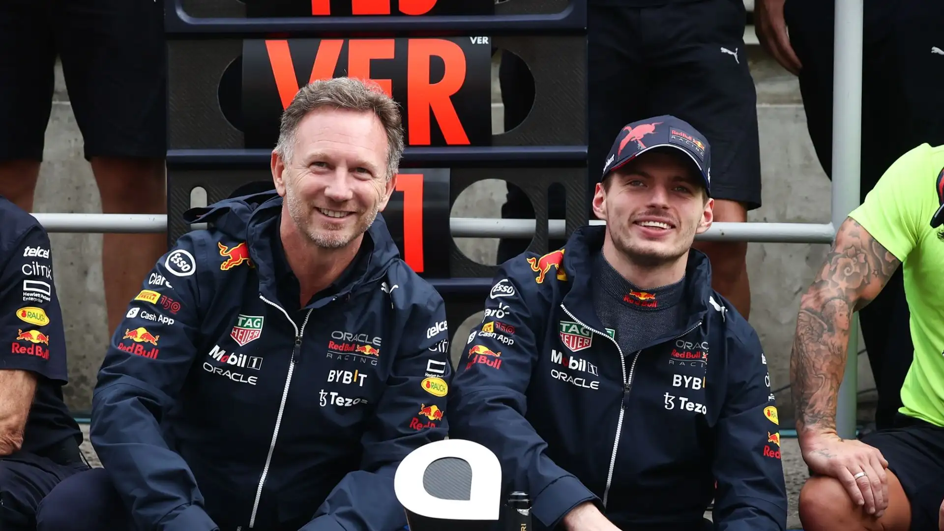 "È incredibile che ora tutto stia cadendo a pezzi a causa di persone a cui Mateschitz ha dato fiducia": il riferimento è a Christian Horner
