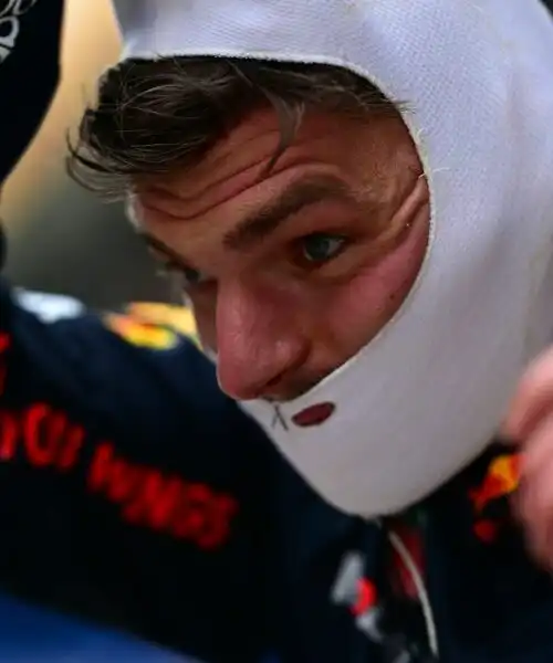 Max Verstappen in pole, ma la Ferrari è vicina: “Sappiamo cosa fare”