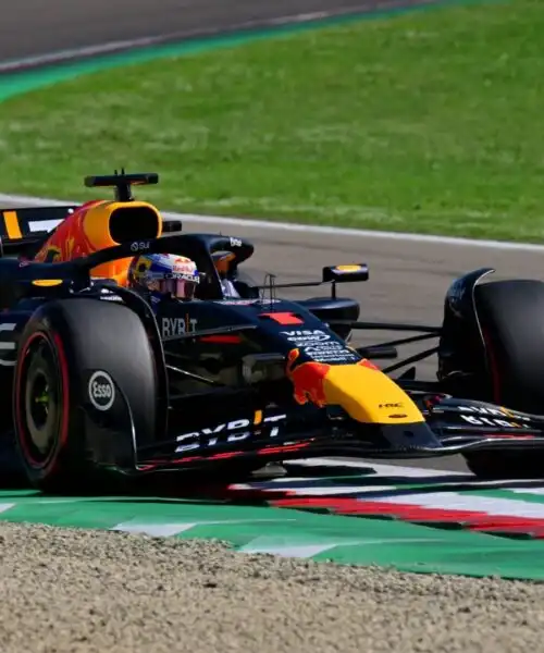 Imola: Max Verstappen centra la pole e raggiunge Prost e Senna, quarto Leclerc che guadagna una posizione