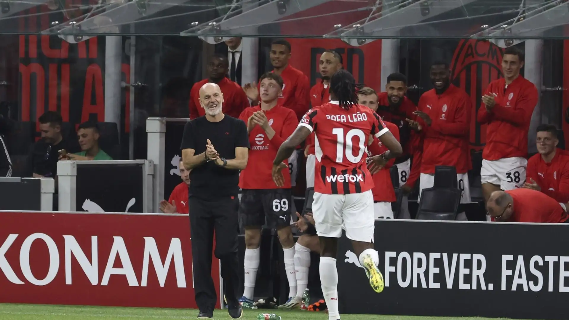 L'omaggio è continuato durante il match, dopo il gol di Leao