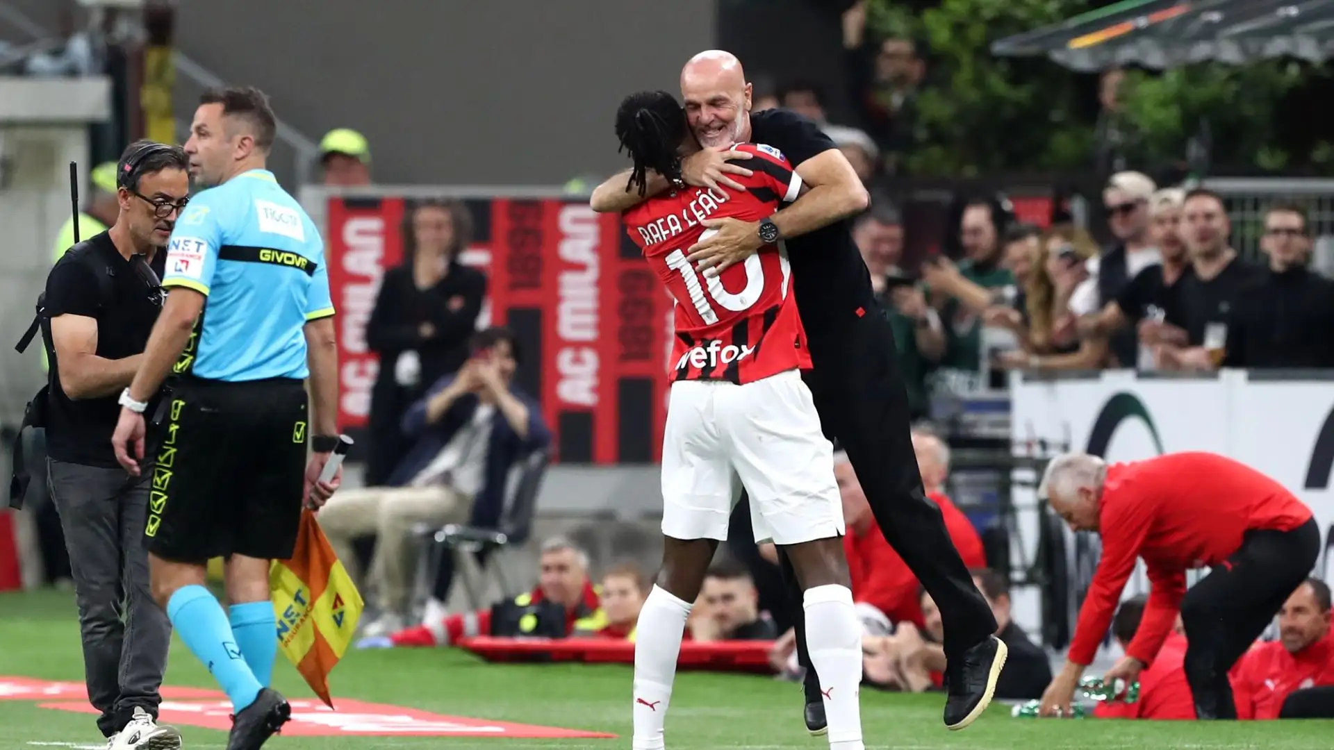 In Curva Sud, in sciopero del tifo, è partito il coro Stefano Pioli