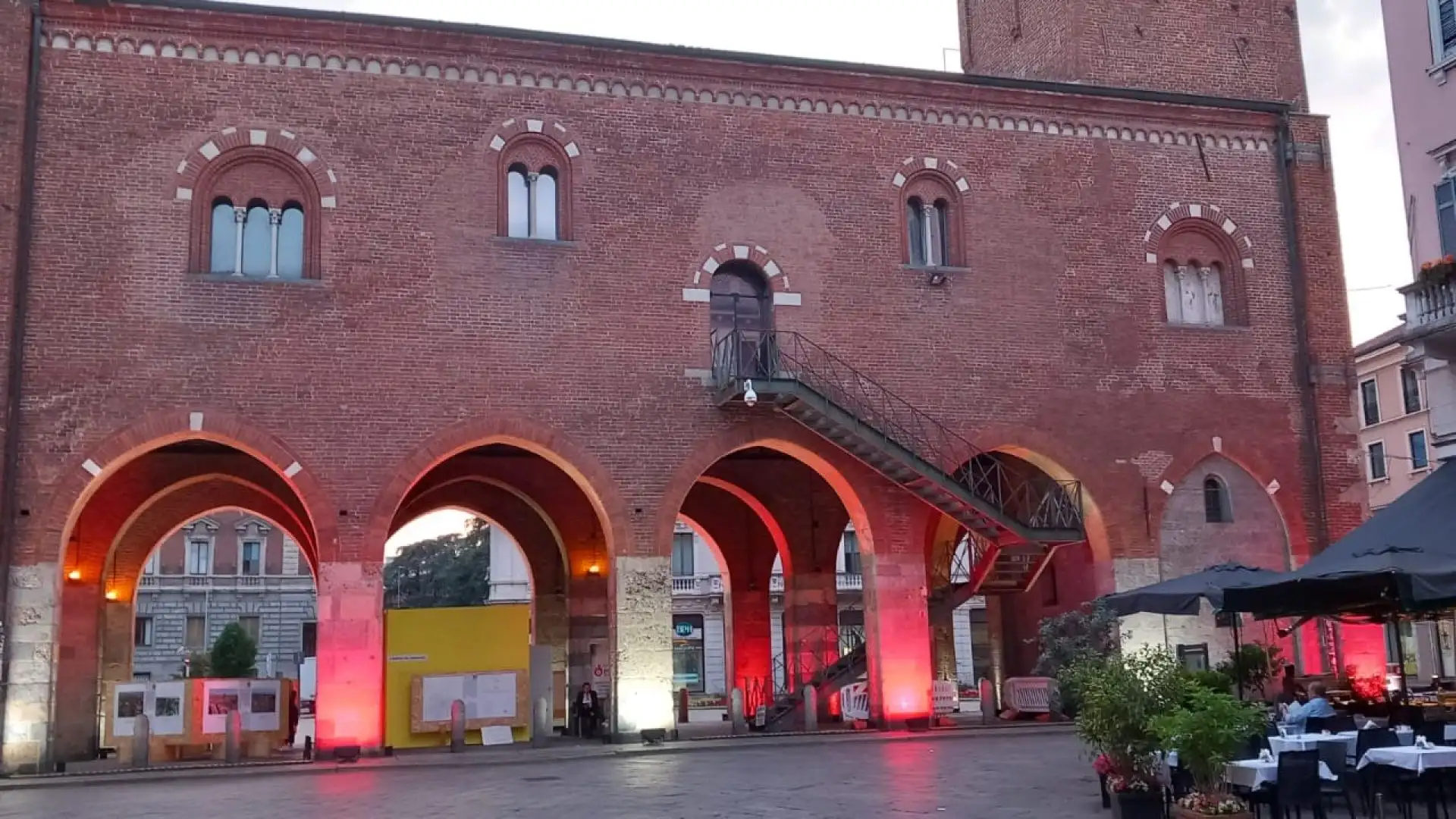 Mercoledì 29 maggio l’illuminazione biancorossa è stata visibile sul monumento dall’imbrunire fino alla mezzanotte per dare a tutti i cittadini un’occasione per rivivere la gioia provata alle 23:12 di due anni fa.