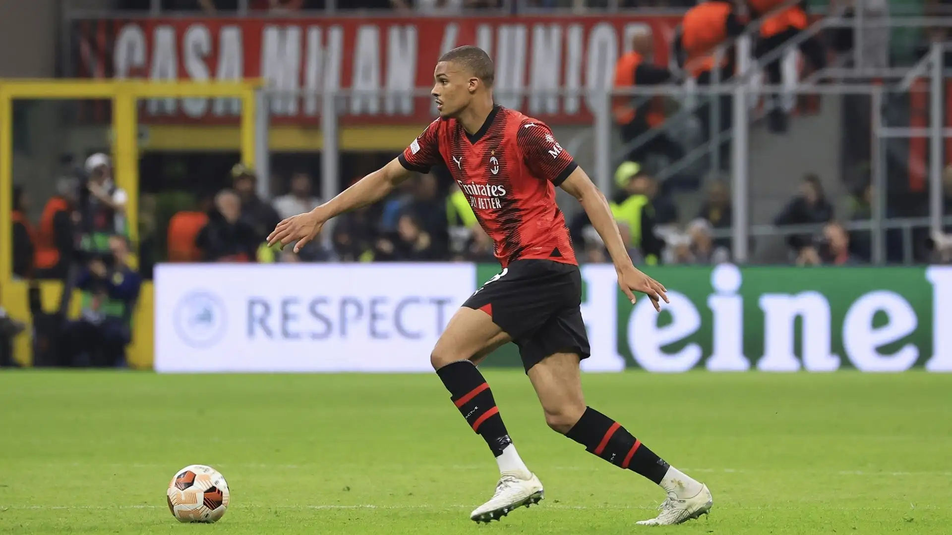 Nonostante lo sciopero del tifo, il Milan è chiamato a concentrarsi sul campo e a ottenere una vittoria fondamentale contro il Cagliari per rilanciare la propria stagione
