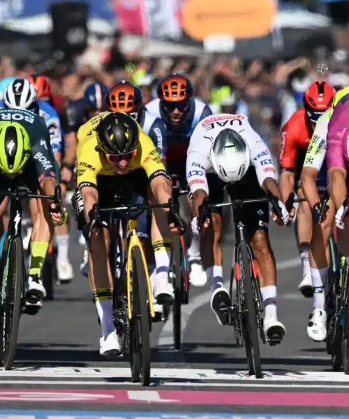 Giro 2024: a Napoli vince Olav Kooij, Jonathan Milan bruciato in volata