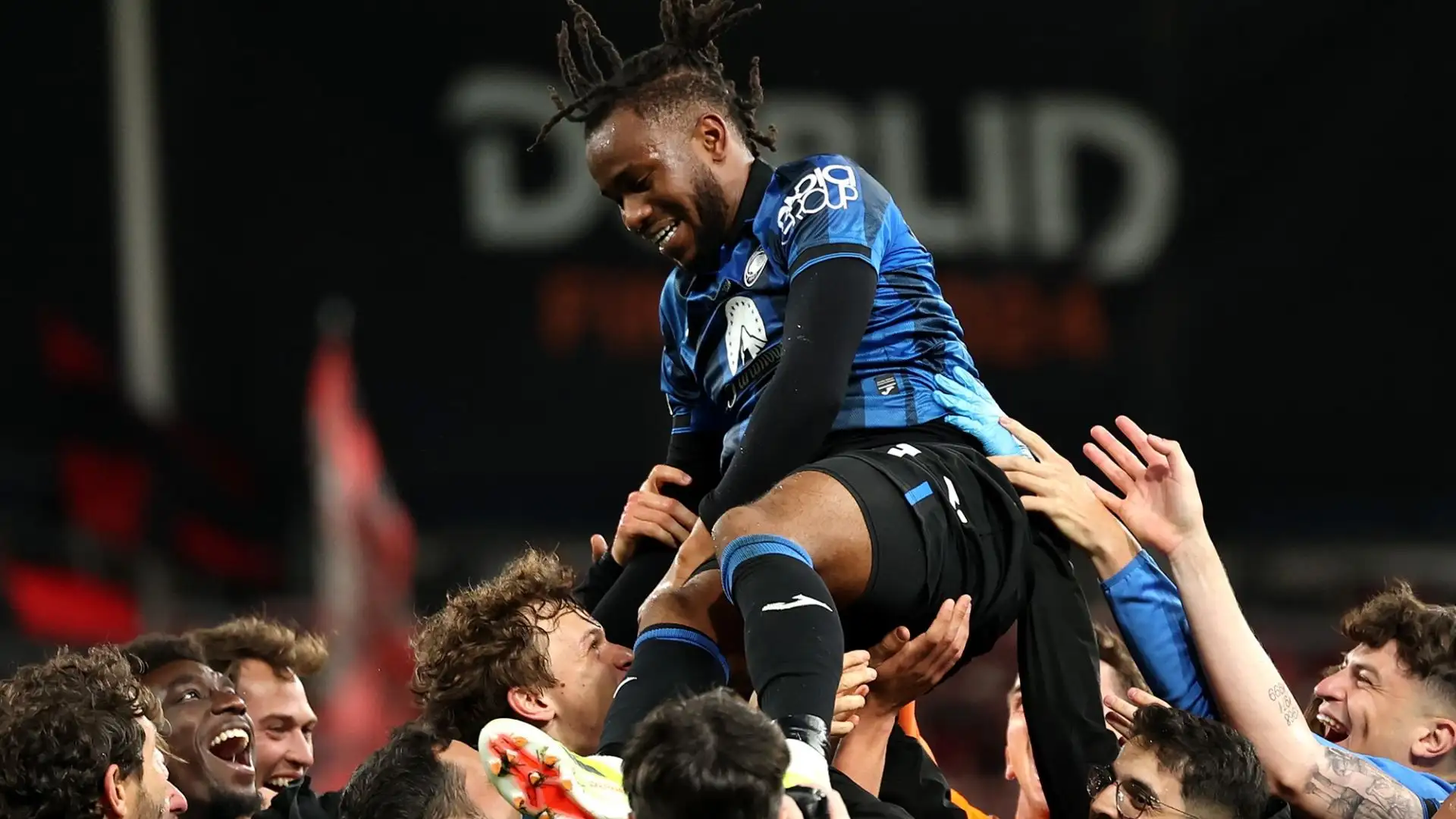 Lookman portato in trionfo dai compagni di squadra