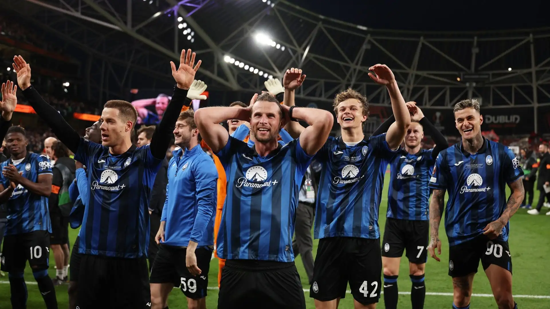 La festa della squadra sotto la curva