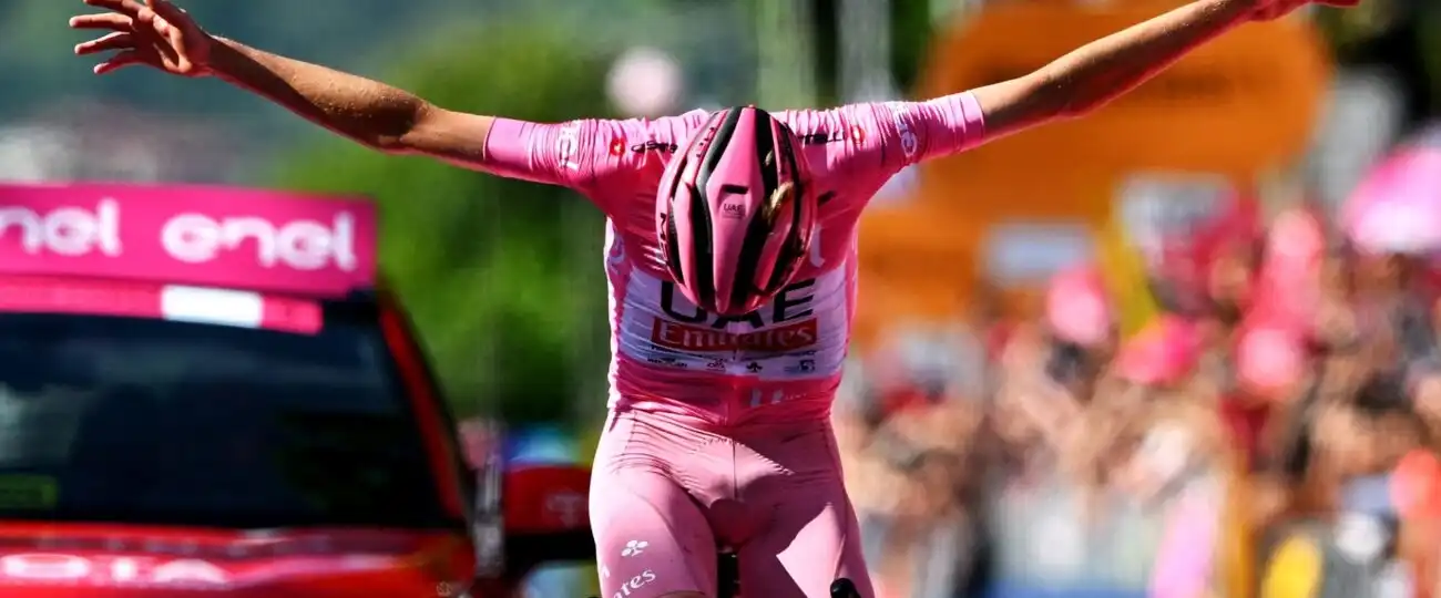 Pogacar domina e conclude il Giro con un inchino: “Non è stato tutto facile”