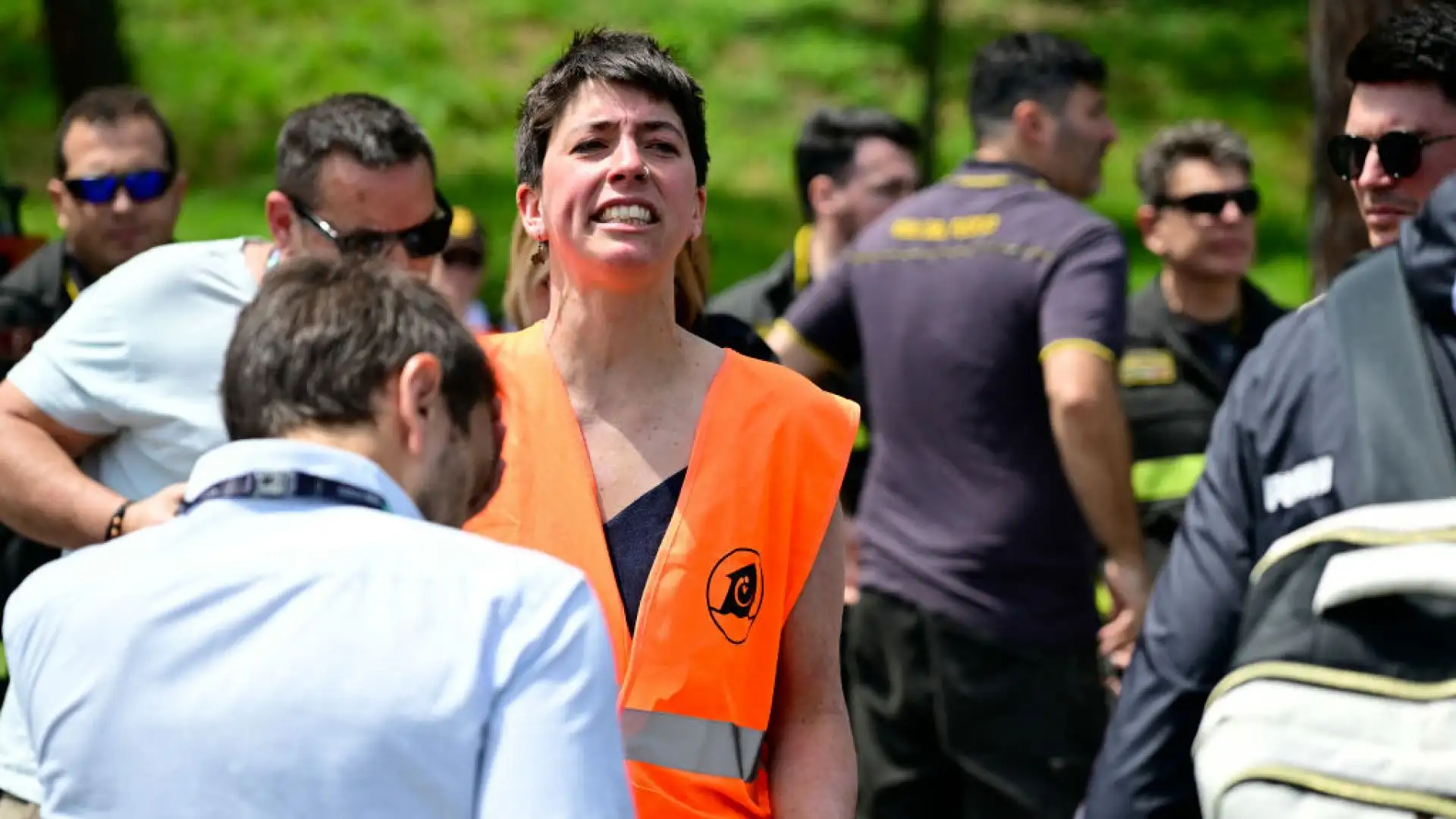 Coriandoli gettati in campo e manifestanti che si sono letteralmente incollati alle tribune.