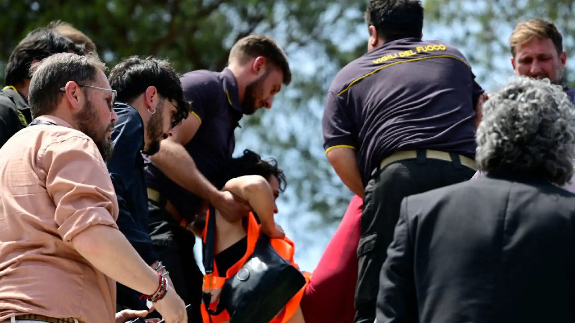 Bloccato, controllato a vista dagli agenti di polizia e portato via.