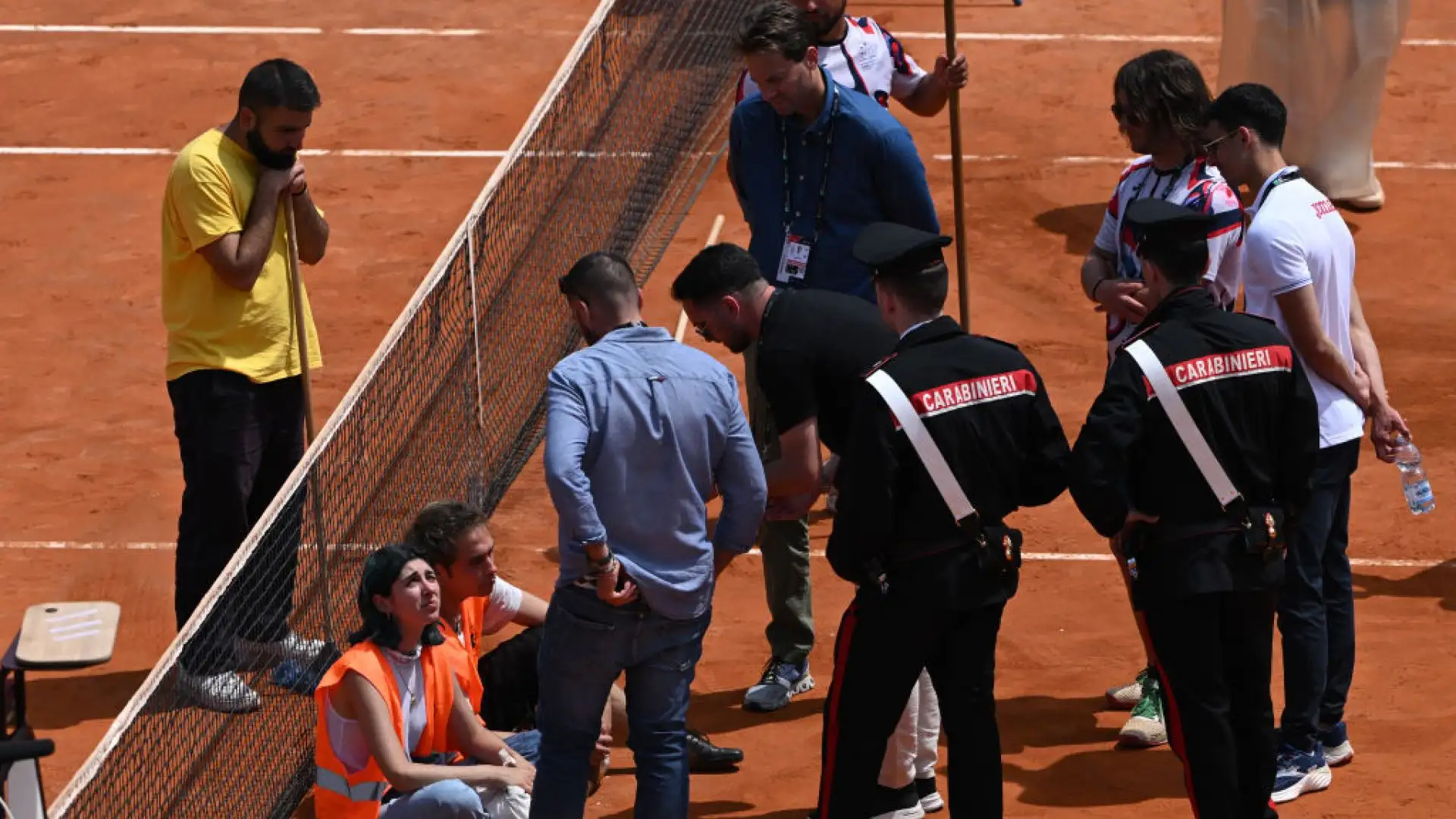 Interrotta la partita del tabellone femminile, tra Keys e Cirstea, sul campo Pietrangeli per via dell’azione dei tre attivisti ambientalisti di Fondo Riparazione.