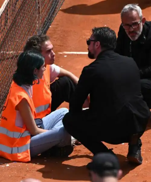 Invasione e protesta mai vista agli Internazionali di tennis, gioco sospeso: le foto