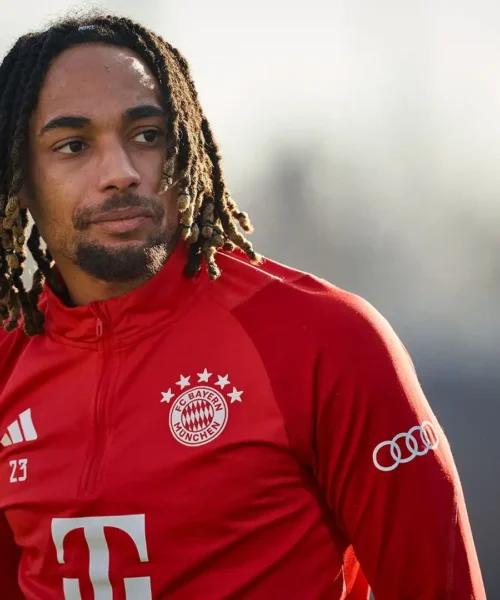 Sacha Boey bloccato: gli inglesi si prendono gioco del Bayern Monaco. Immagini