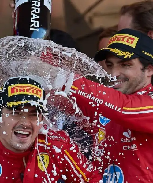 Carlos Sainz esulta con Charles Leclerc: “Contentissimo per lui”