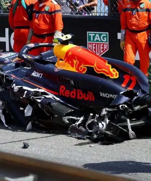F1, a Monte Carlo è subito bandiera rossa: distrutta l’auto di Sergio Perez