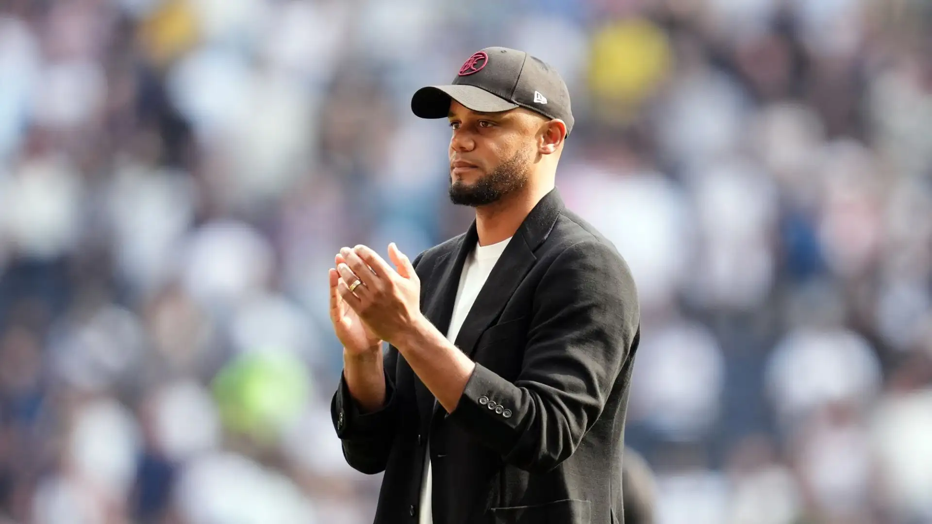 Kompany, che ha giocato per due anni ad Amburgo, parla il tedesco