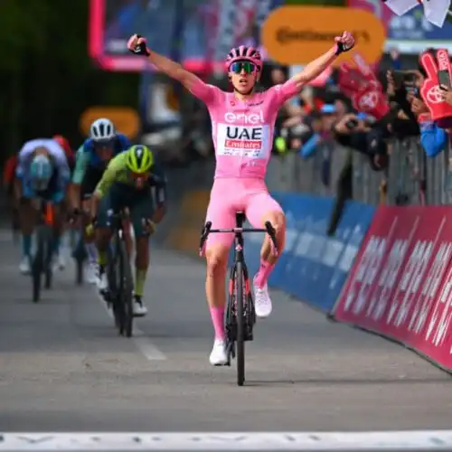 Giro d’Italia: Tadej Pogacar trionfa anche a Prati di Tivo e si conferma in rosa