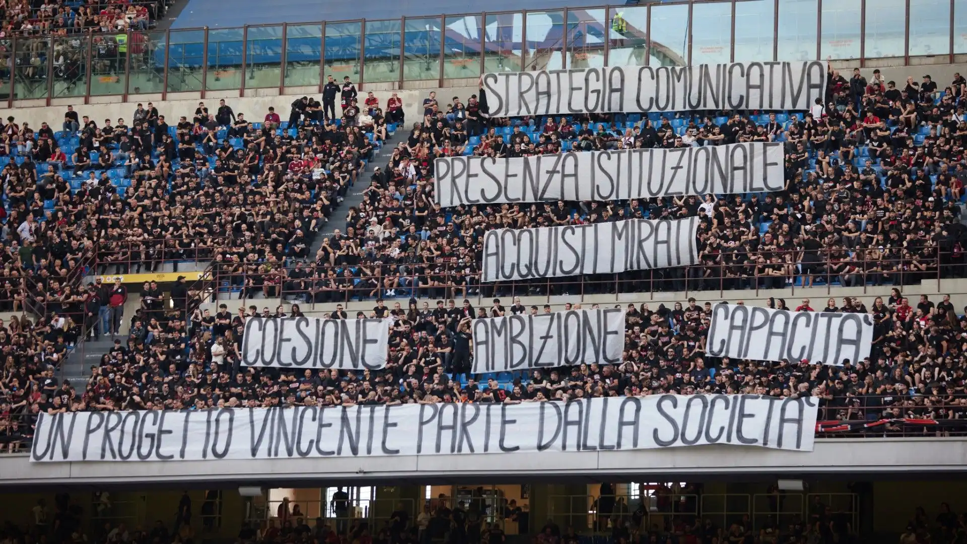 Durante l'incontro con il Genoa, la protesta dei tifosi ha raggiunto l'apice al minuto 77, quando gli ultras hanno abbandonato il secondo anello blu lasciando lo stadio
