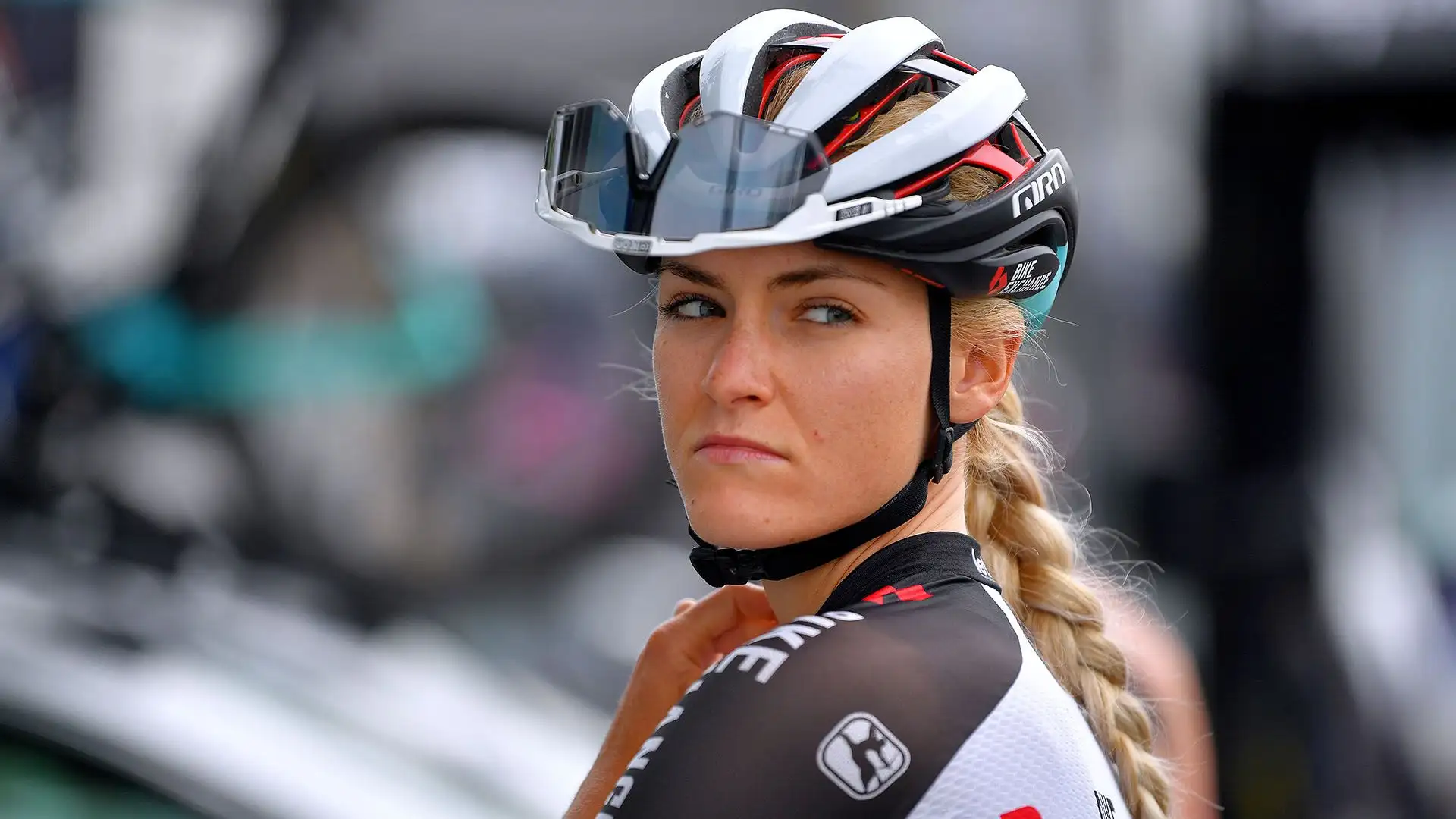 La ciclista slovena ha celebrato il suo compagno insieme al team UAE Emirates dopo l'ultima tappa del Giro