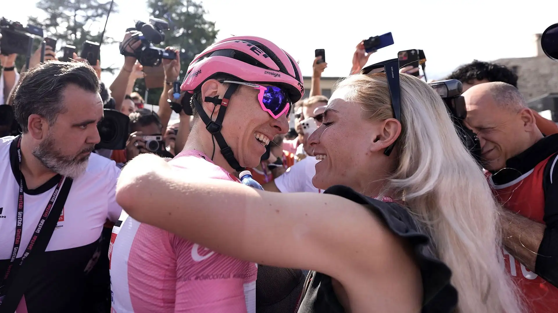 "You. In pink and all the other colours (Tu. In rosa e in tutti gli altri colori)", è il messaggio a corredo di una foto che immortala l'abbraccio tra i due