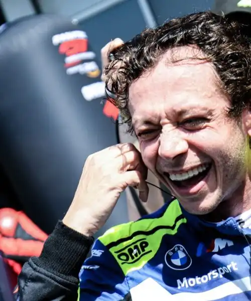 Valentino Rossi esulta dopo un weekend da sogno