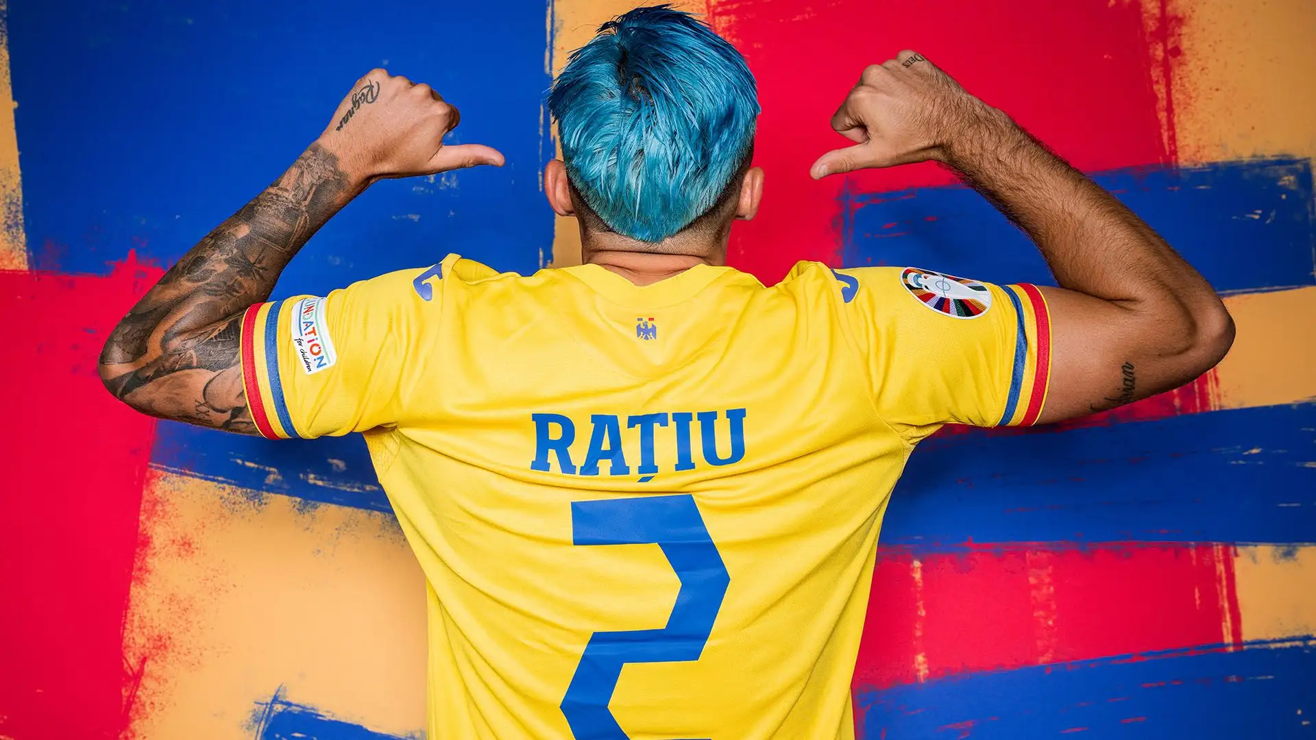 Per la partita contro l'Ucraina si è presentato con i capelli totalmente blu
