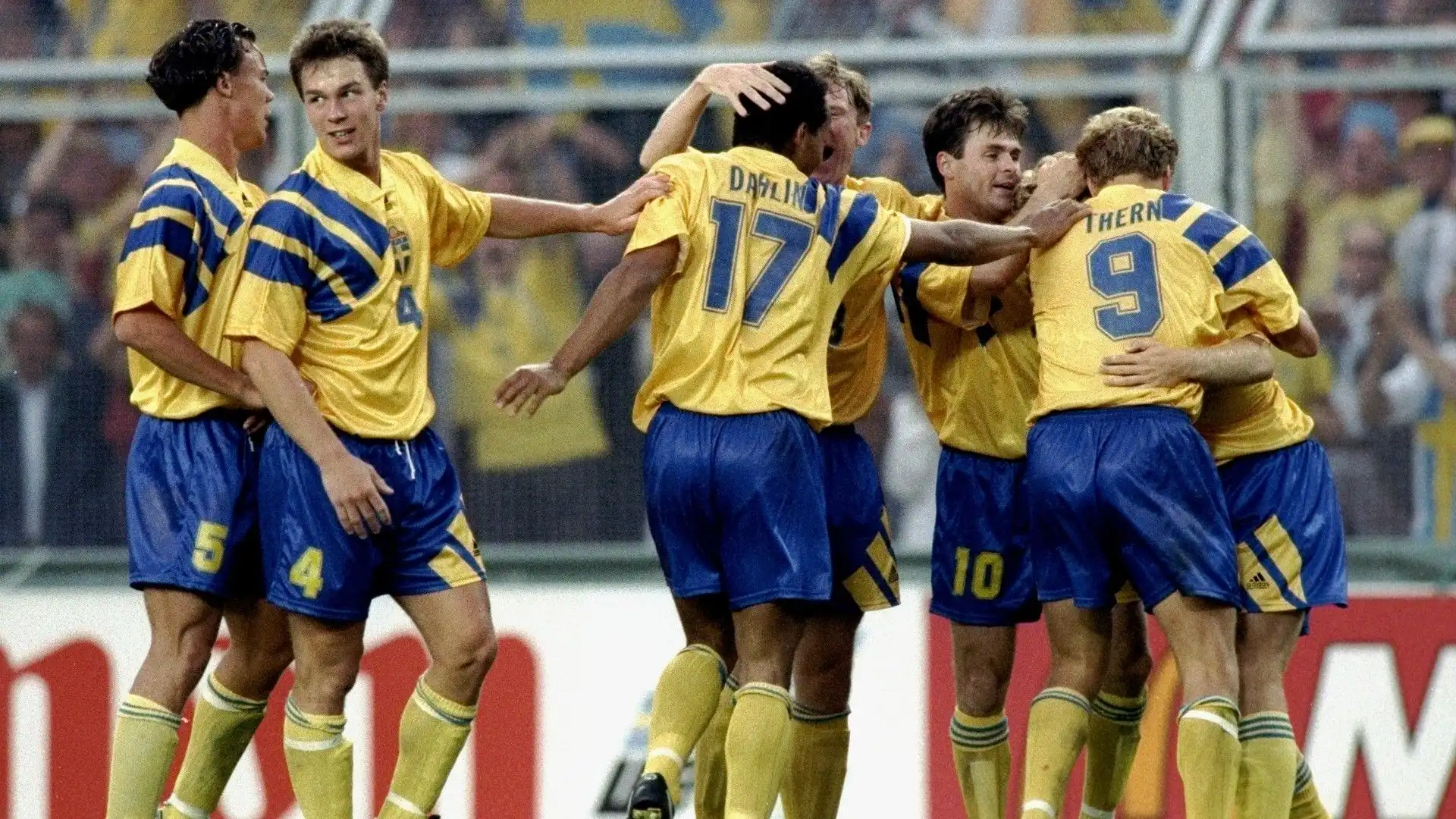 L'ex stella del Parma oggi vende aspirapolveri. Le immagini
