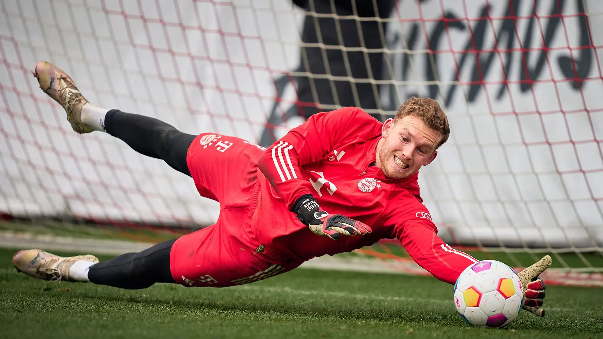 Inoltre nei piani dei dirigenti bavaresi c'è sempre il possibile ingaggio di Jonas Urbig dall'1. FC Köln
