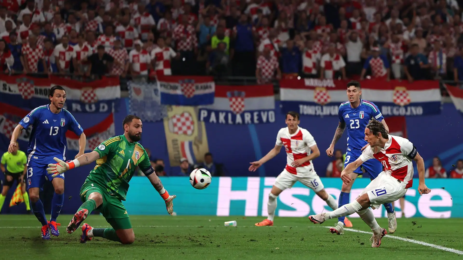 La difesa azzurra si è totalmente addormentata e Modric ne ha approfittato