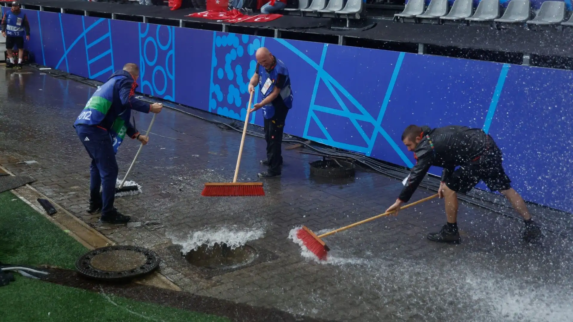 Sono stati aperti i tombini per permettere all'acqua di defluire più rapidamente