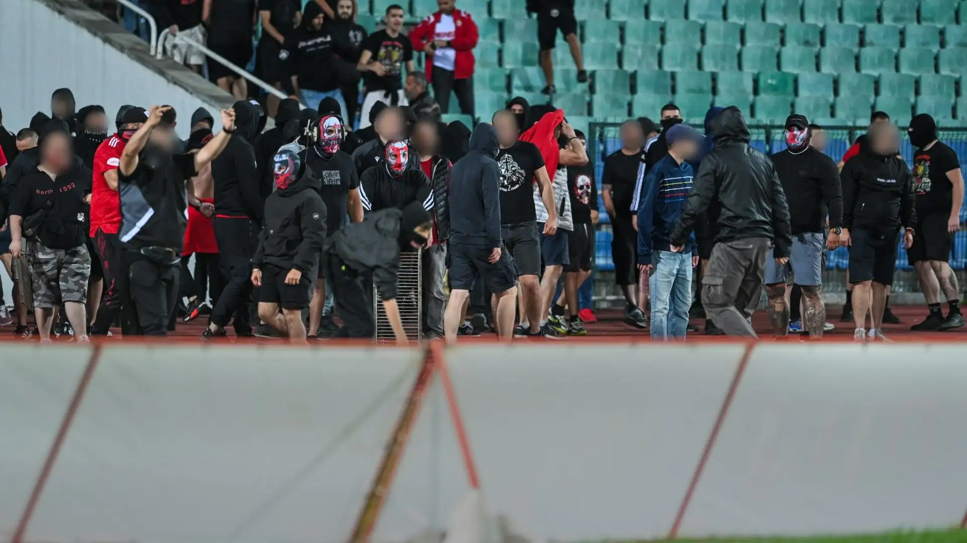 I tifosi dei padroni di casa, sotto 2-0 hanno invaso il campo
