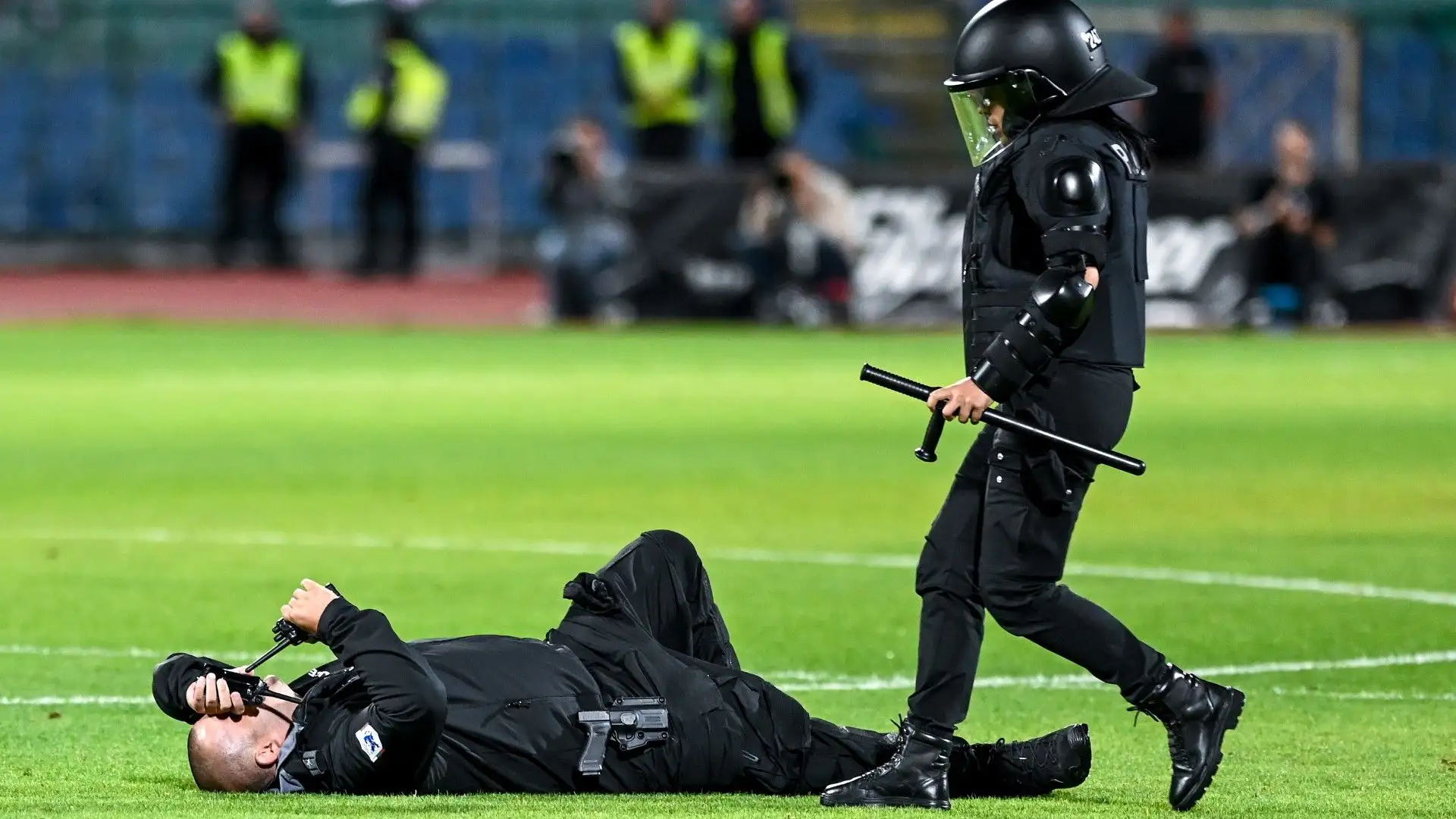 In campo è avvenuto il contatto tra tifosi e agenti di polizia